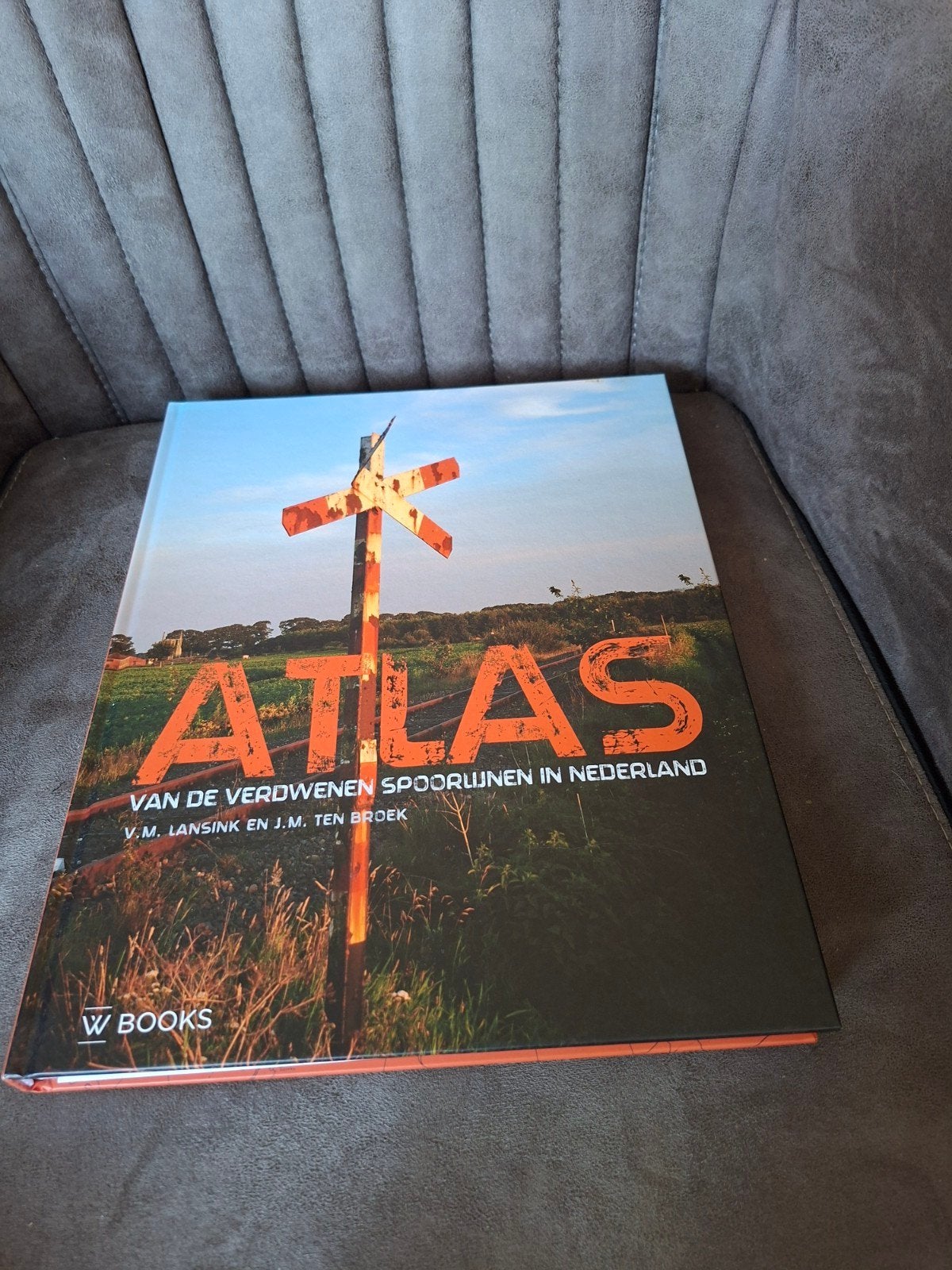 Atlas van de Verdwenen Spoorlijnen in Nederland, Boeken, Overige atlassen, V.M. Lansink en J.M. Ten Broek, 2000 tot heden, Ophalen of Verzenden