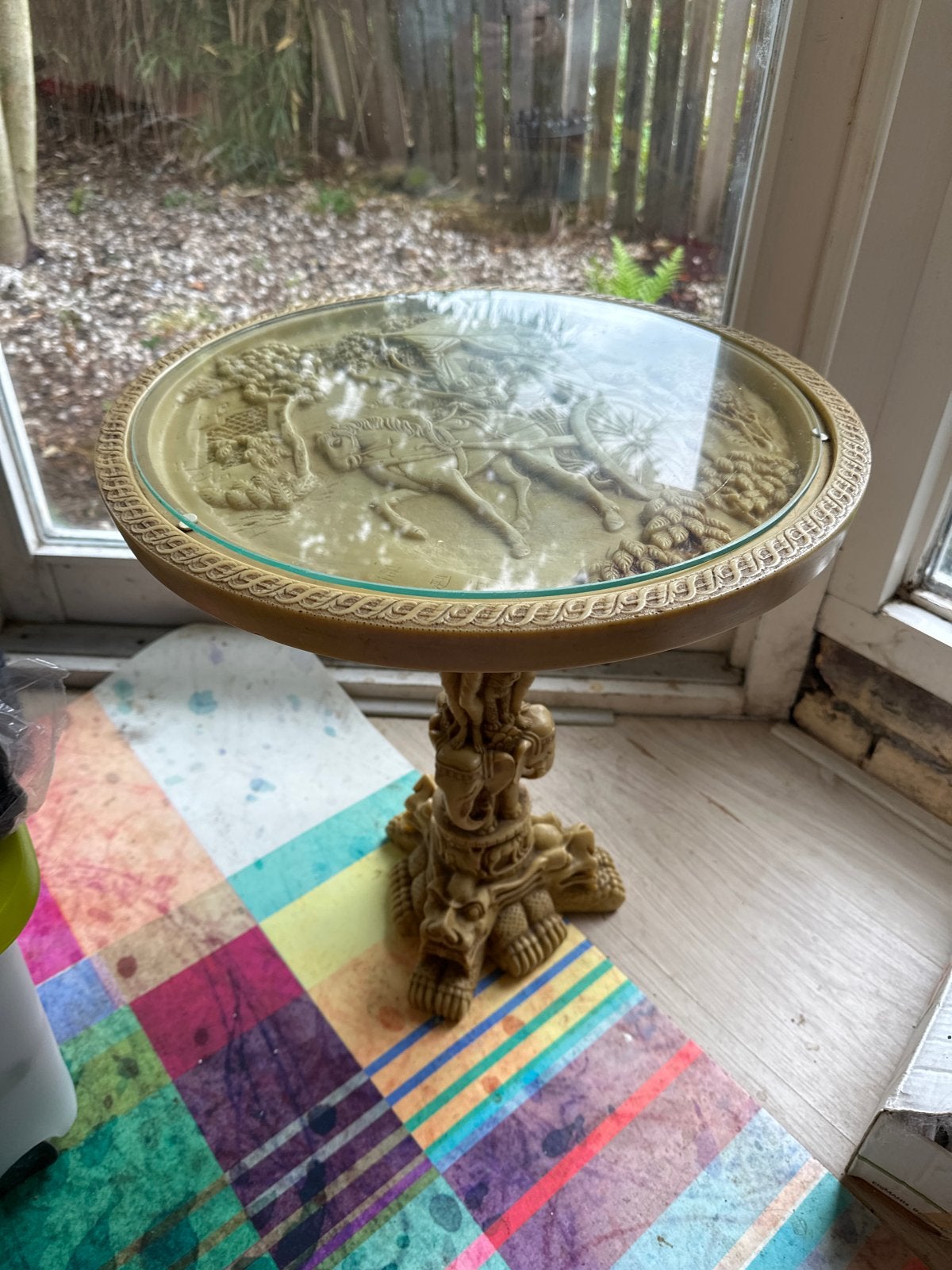 Antieke bijzettafel met gedetailleerde sculpturen, Antiek en Kunst, Ophalen