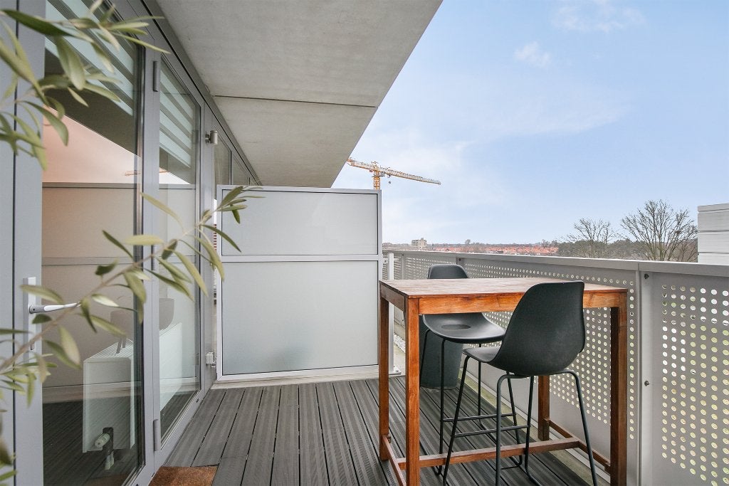 Houten bartafel met twee barkrukken voor balkon/terras, Ophalen, Zo goed als nieuw, Rechthoekig, Hout