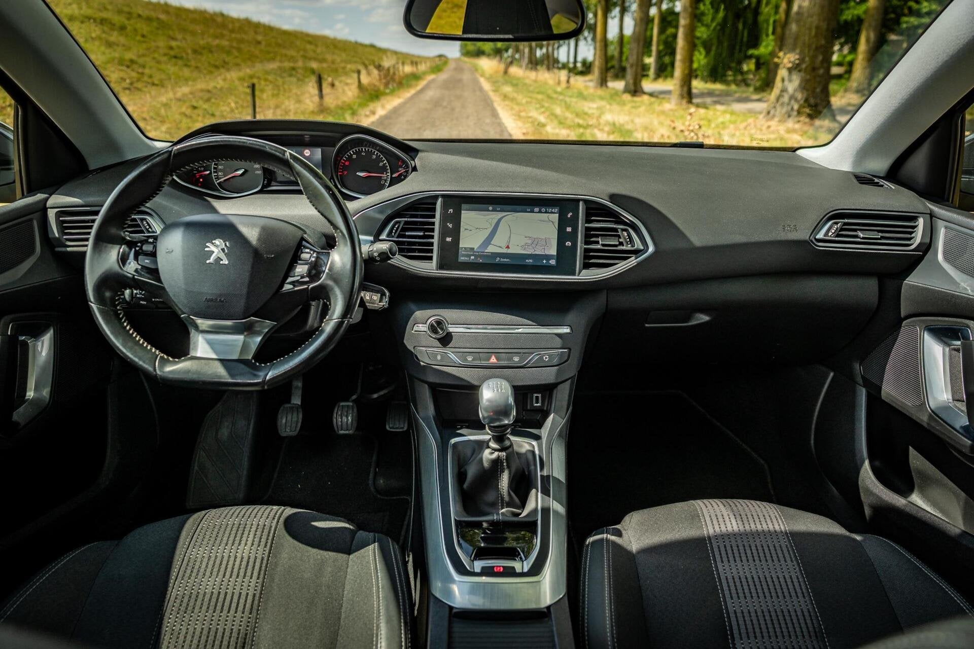 Peugeot 308 SW 1.2 PureTech Blue Lease Allure |Pano |Dist vv, Voorwielaandrijving, Gebruikt, Euro 6, 1199 cc