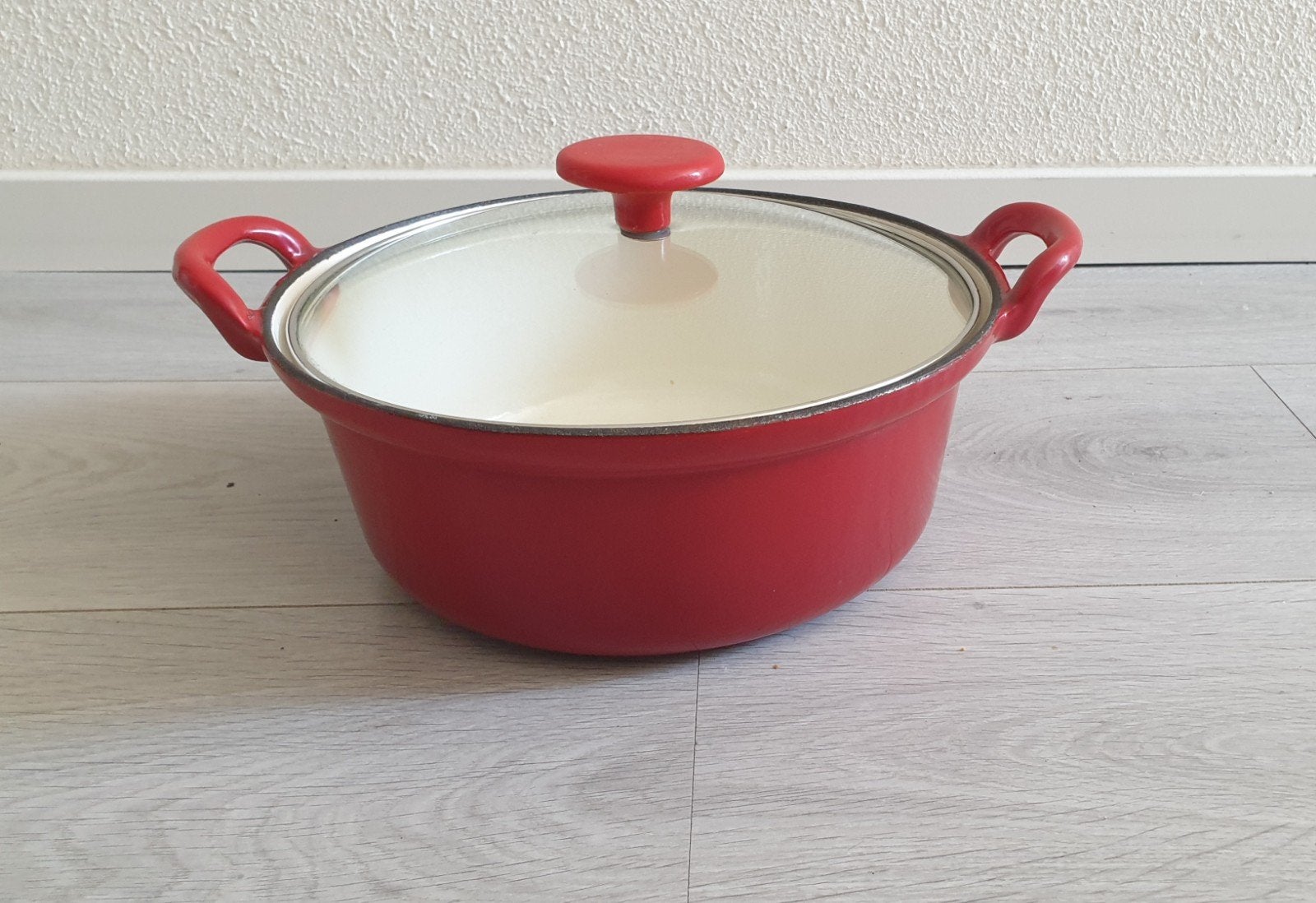 Rode jaren '70  gietijzeren braadpan glazen deksel, 24 cm, Ophalen of Verzenden, Gebruikt, Gietijzer