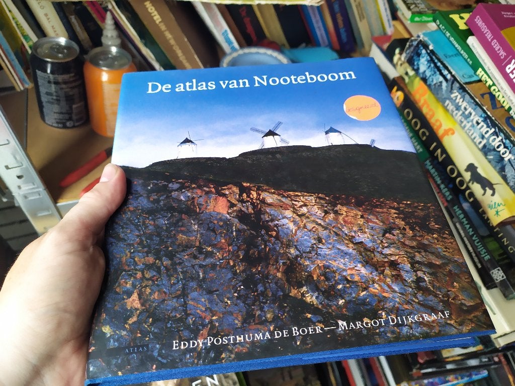 De atlas van Nooteboom - Gesigneerd, Boeken, Ophalen of Verzenden, Gelezen, Fotografen