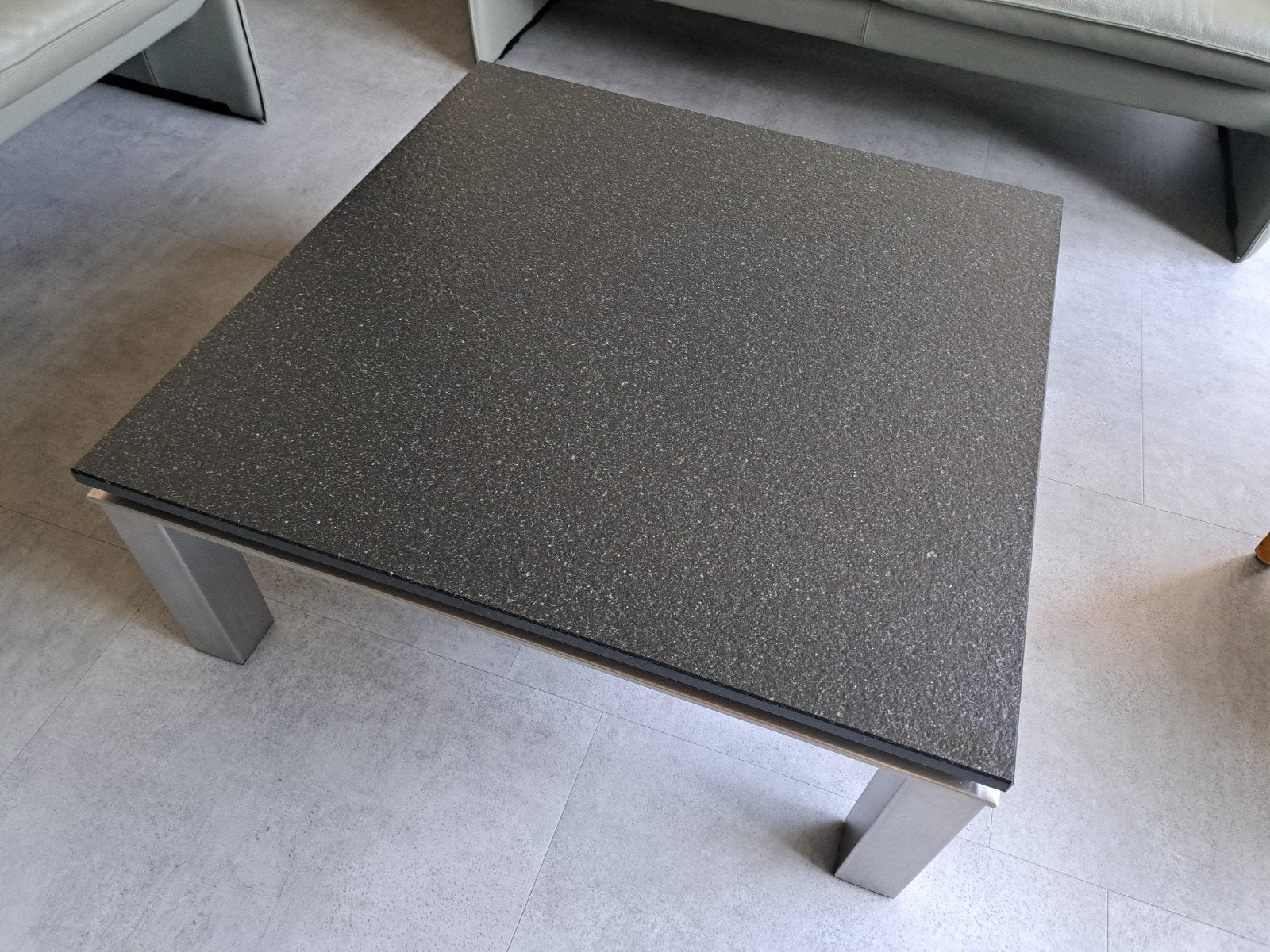 Moderne salontafel, donkergrijs granieten blad en rvs poten, Huis en Inrichting, Gebruikt, 50 tot 100 cm, Vierkant, Modern