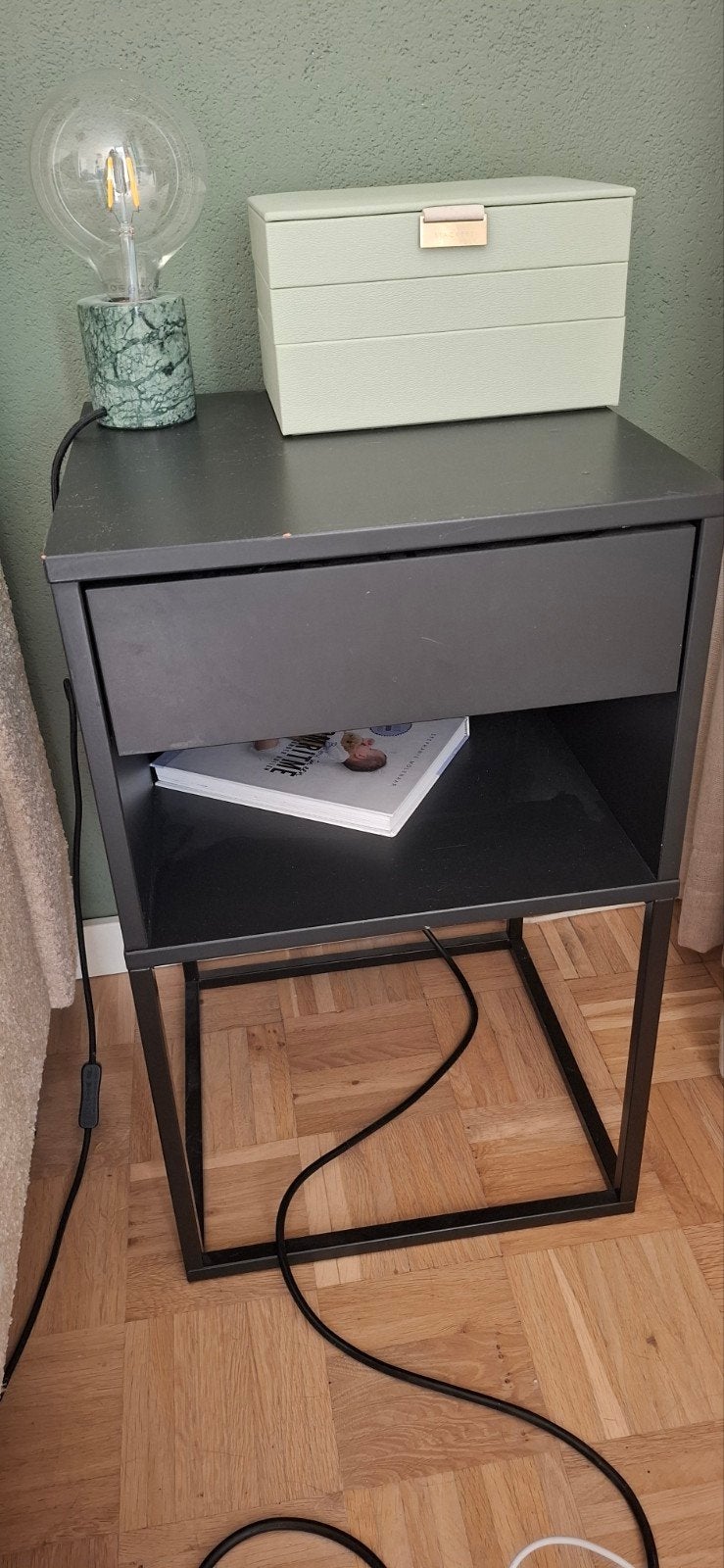 2x VIKHAMMER ikea nachtkastje met lade en open vak - Zwart, Ophalen, Gebruikt, 55 tot 70 cm, 45 tot 65 cm
