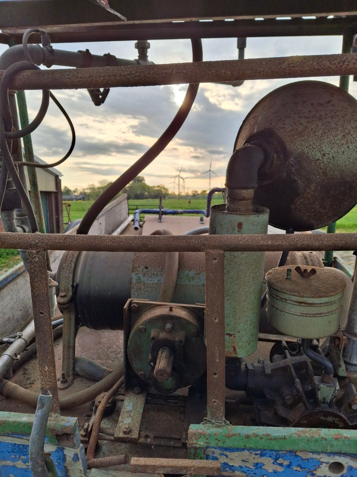 mobiele melkmachine aftakas op kar voor in de wei
