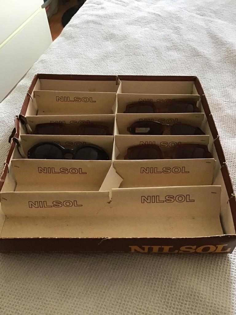 Oude displaydoos met enkele vintage zonnebrillen Nilsol, Ophalen of Verzenden, Overige merken
