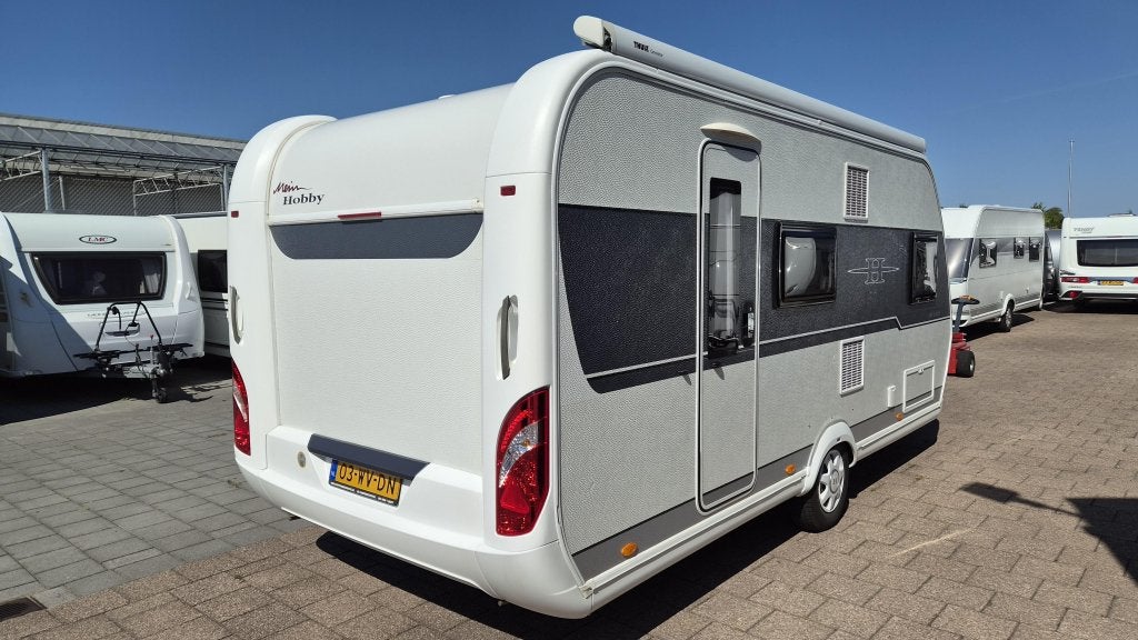 Hobby De Luxe 490 KMF MET STAPELBEDDEN, Caravans en Kamperen, Dwarsbed, Hobby, Bedrijf, Treinzit