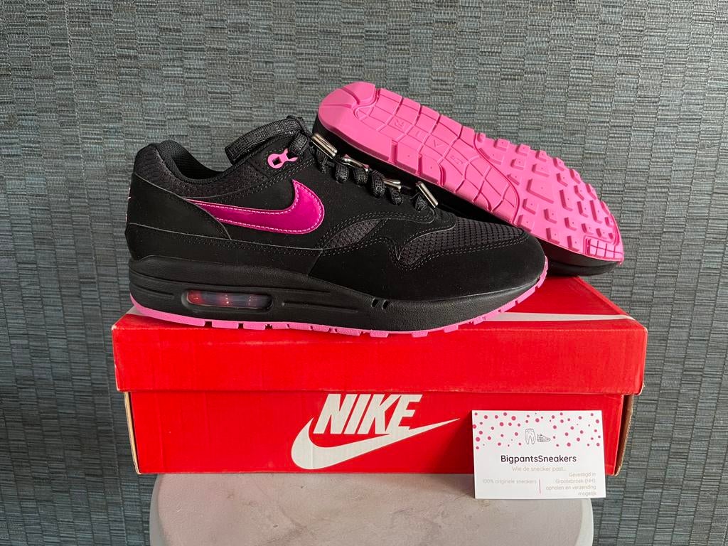 Nike Air Max 1 EU 41 PRM Valentine’s Day Black Pink Red 2025, Kleding | Dames, Schoenen, Zwart, Nieuw, Ophalen of Verzenden, Sneakers of Gympen