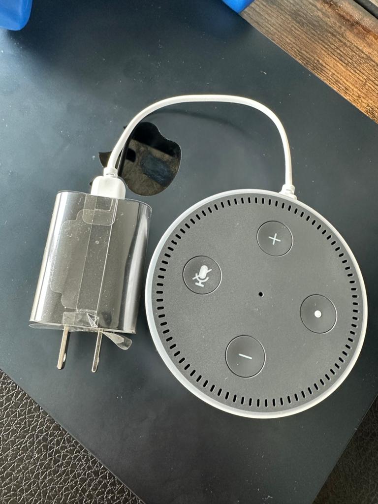 Amazon Alexa Echo Dot met adapter(amerikaanse), Draagbaar, Refurbished, Speakers, Ophalen