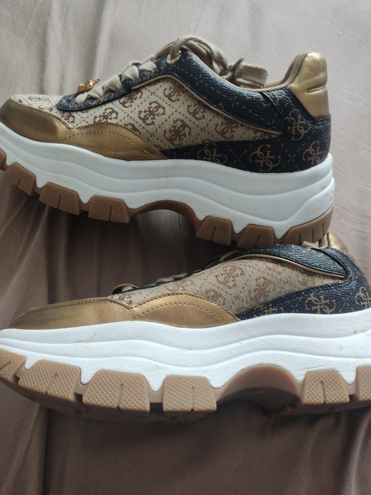 Guess Sneakers - Goud/Zwart met Monogram - Maat 40, Kleding | Dames, Schoenen, Ophalen, Guess, Bruin, Sneakers of Gympen