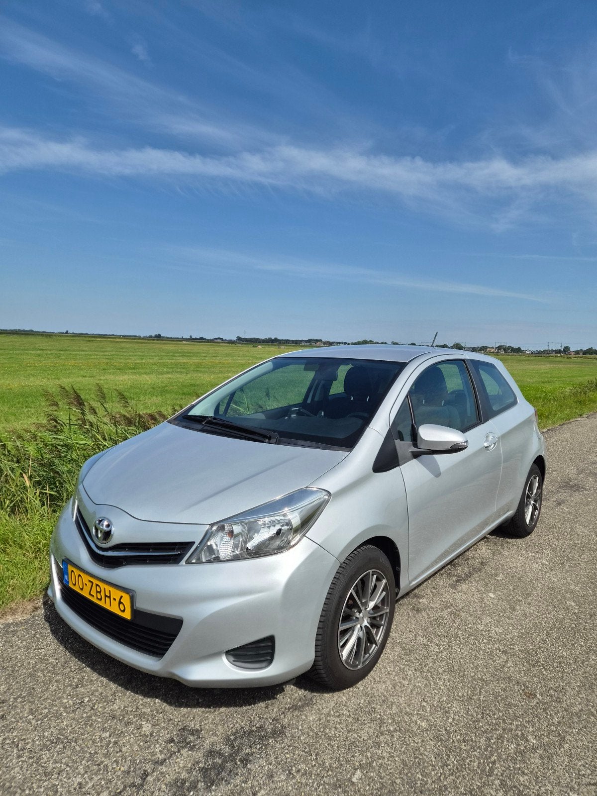 Toyota Yaris 1.3 aspiration 16V Vvt-i 3DR 2012 Grijs, Voorwielaandrijving, Stof, 40 €/maand, Zwart
