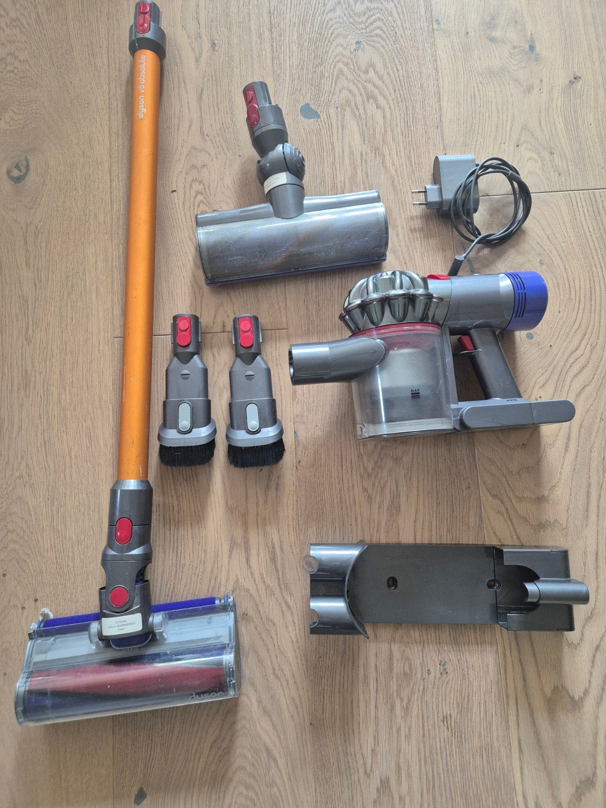 Dyson V6 Steelstofzuiger met accessoires en oplader, Witgoed en Apparatuur, Stofzuigers, Ophalen, Gebruikt, Draadloos, Dyson
