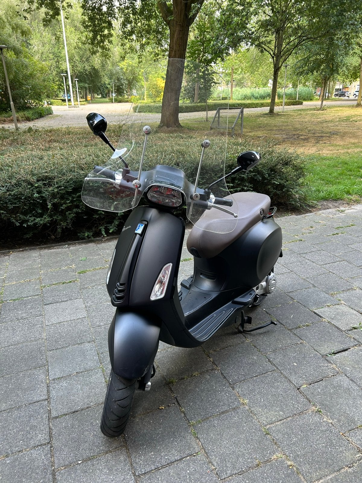 Scooter Vespa Sprint Notte 2019 - Bruin zadel & windscherm, Ophalen, Gebruikt, Overige modellen, Maximaal 25 km/u