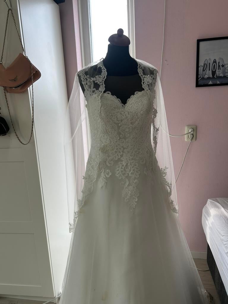 Elegante Trouwjurk met kanten details, Ophalen of Verzenden, Zo goed als nieuw, Wit, Trouwjurk