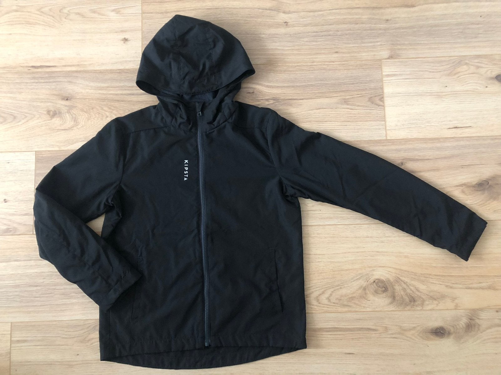 NIEUW Decathlon Kipsta windjack regenjas capuchon zwart 146, Ophalen of Verzenden, Nieuw, Jongen, Jas