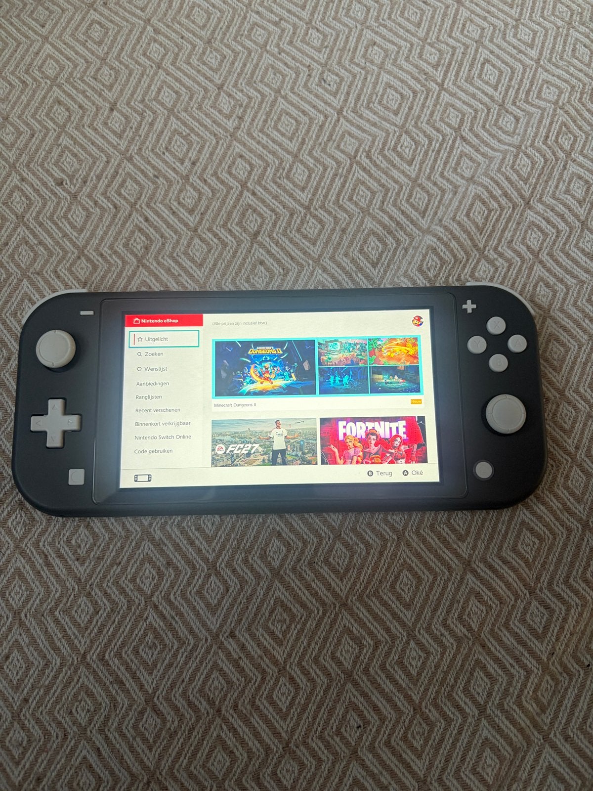 Foto 4 van Nintendo Switch Lite 32GB  2 Games  Animal Crossing Case –