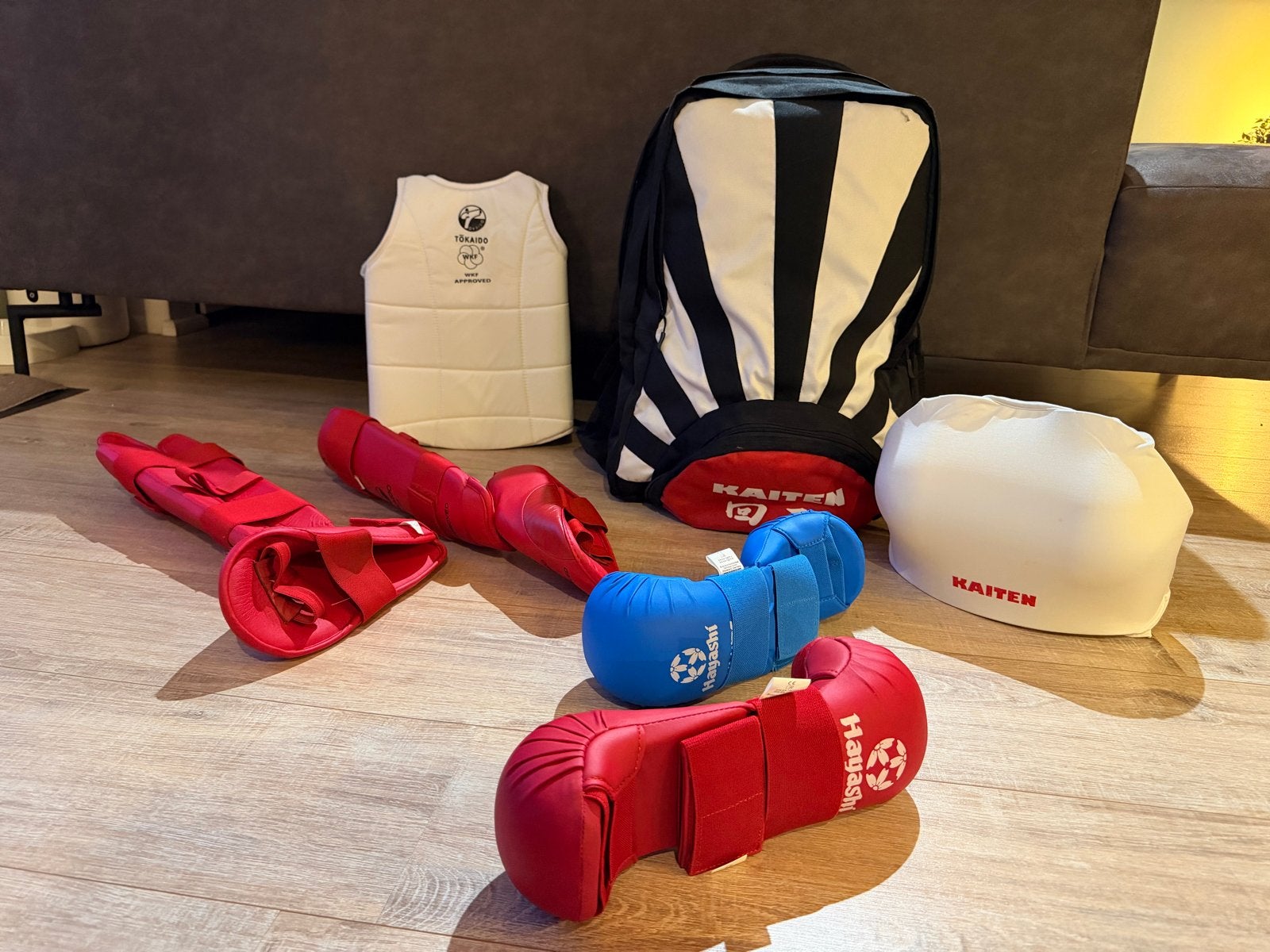 Complete Karate Set: Tas, Vuistjes, Been- en Borstbeschermer, Ophalen, Vechtsportbescherming, Maat L, Zo goed als nieuw