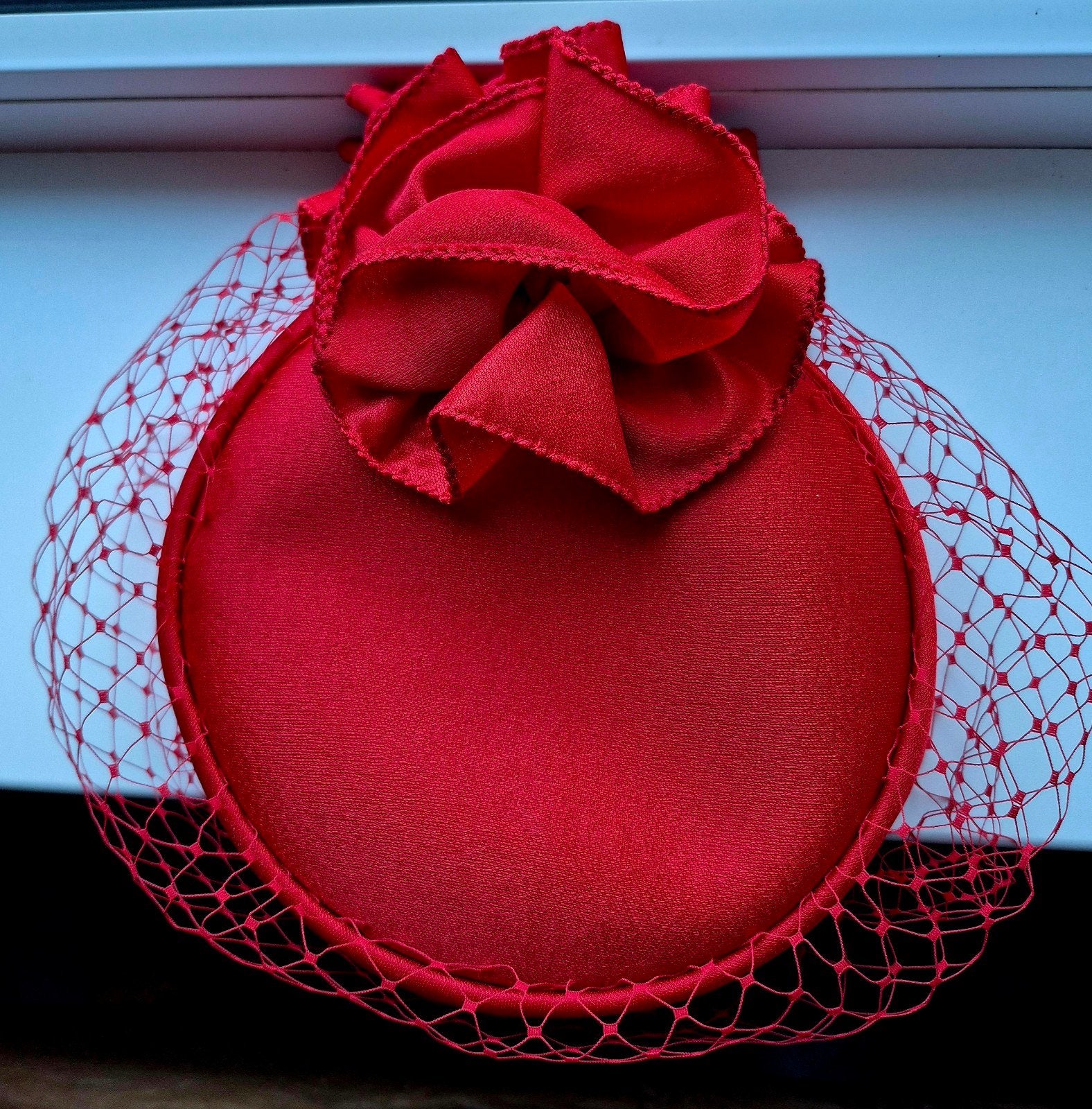 Rood hoedje met bloem en sluier, Hoed, One size fits all, Ophalen of Verzenden, Onbekend