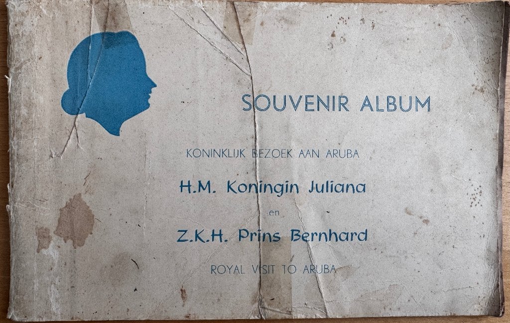 Souvenir album vh het Koninklijk bezoek okt 1955 aan Aruba, Boeken, Ophalen of Verzenden, 20e eeuw of later, Gelezen