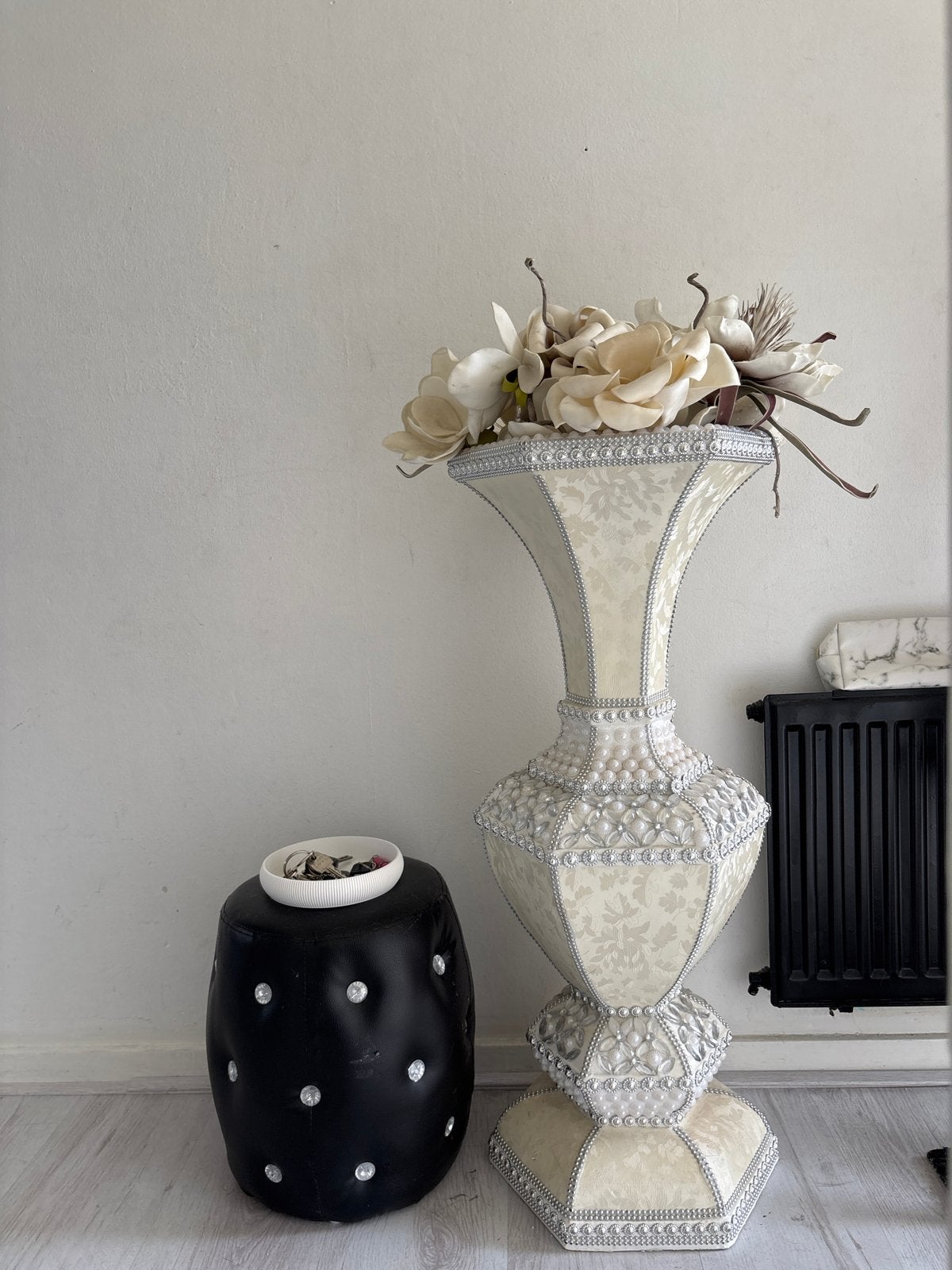 Grote staande vaas met kunstbloemen, Ophalen, Overige materialen, Beige, Inclusief decoratie