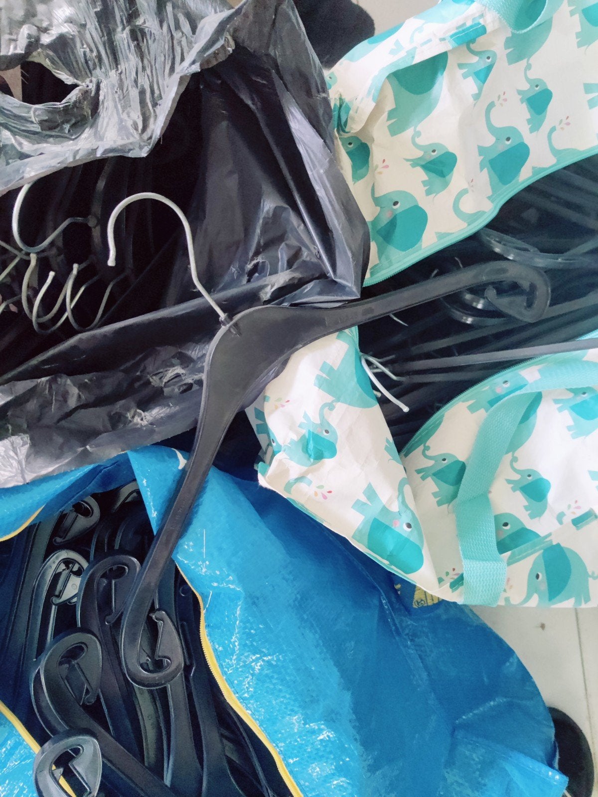 partij schone plastic kledinghangers (3 tassen vol) knaapjes, Ophalen, Zo goed als nieuw, Kunststof, Kinderen en Volwassenen