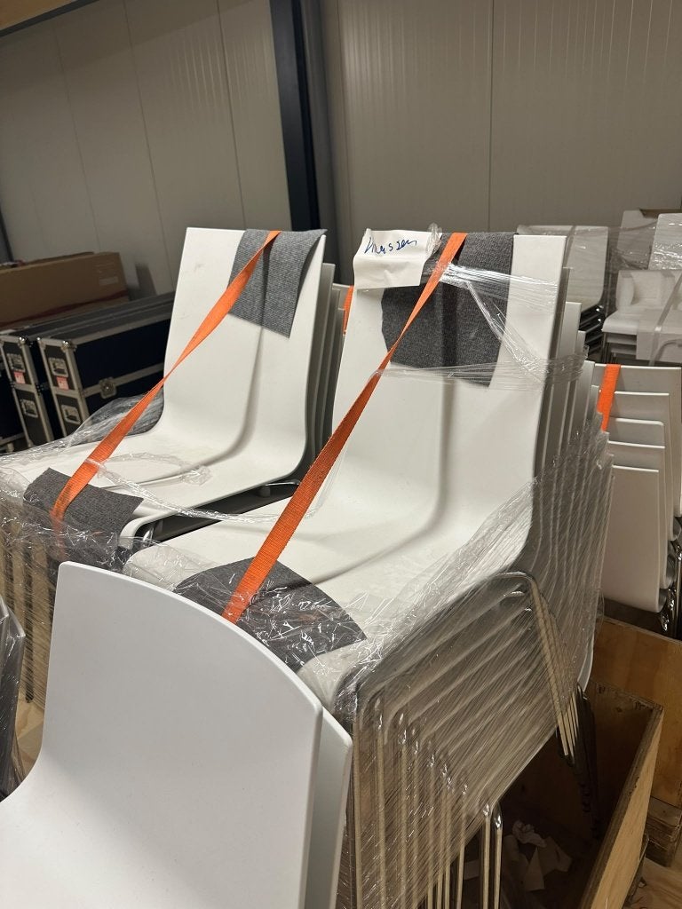 Partij 57 witte stapelstoelen - chroom onderstel, Ophalen, Wit, Vijf, Zes of meer stoelen, Kunststof