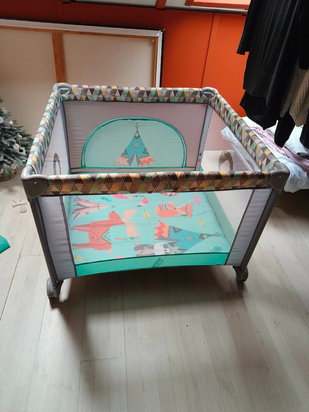 Grond box kindjes, Kinderen en Baby's, Boxen, Ophalen of Verzenden, Zo goed als nieuw, Vierkant, Wieltjes