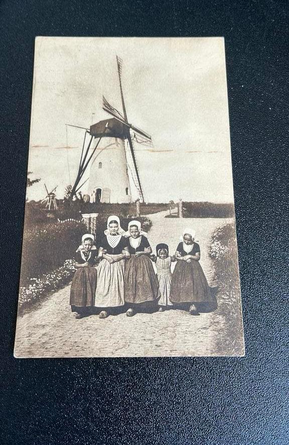 Biggekerke molen kinderen in klederdracht, Ophalen of Verzenden, Voor 1920, Ongelopen, Zeeland