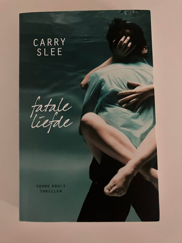 Fatale Liefde - Carry Slee (Young Adult Thriller), Ophalen of Verzenden, Zo goed als nieuw, Nederland