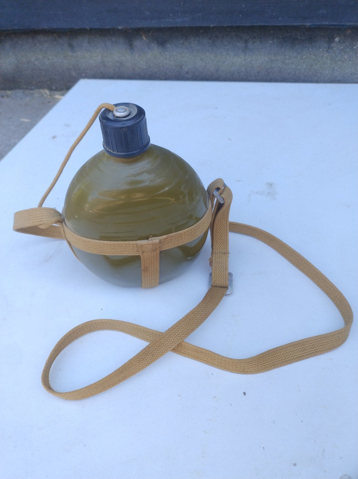 Vintage militaire veldfles met draagriem, Ophalen