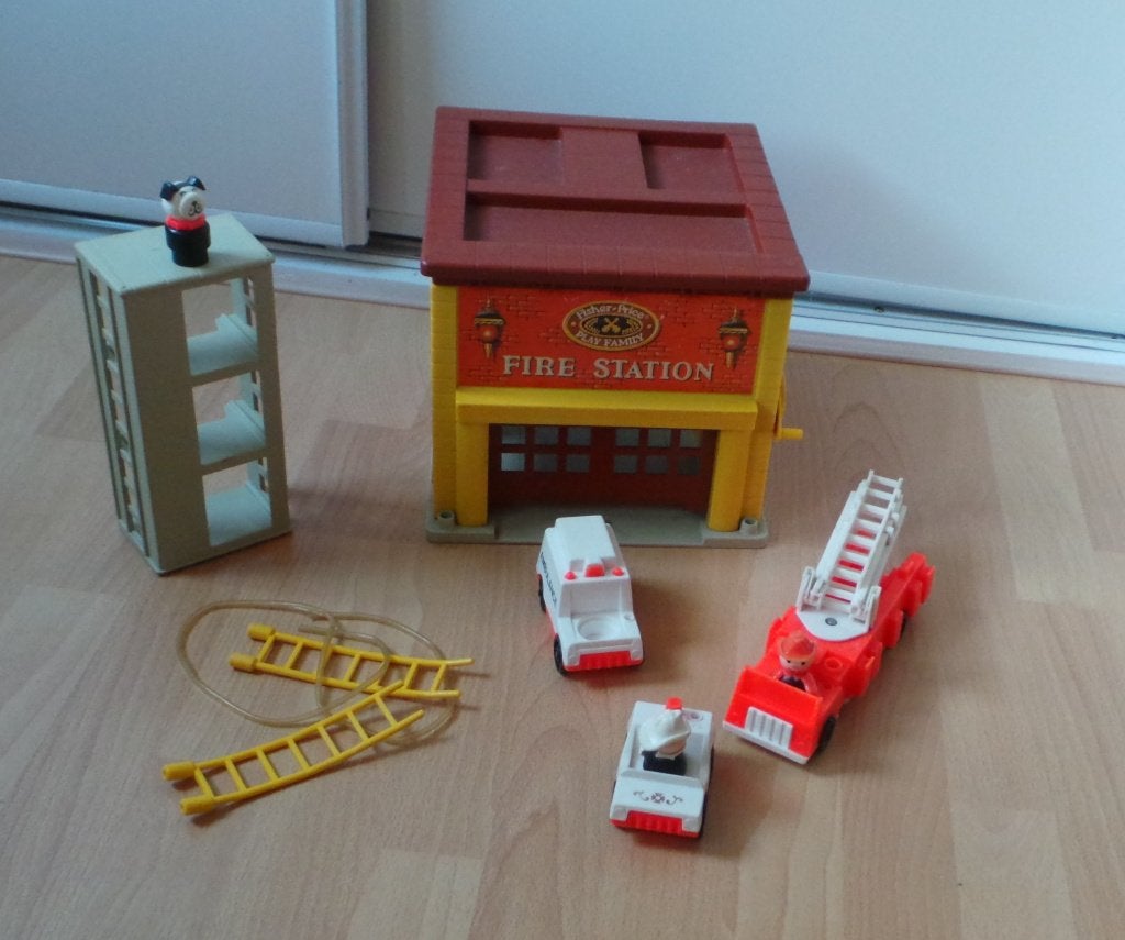 Vintage Fisher Price brandweerkazerne + accessoires € 30, Ophalen, Gebruikt, Speelset, Met geluid