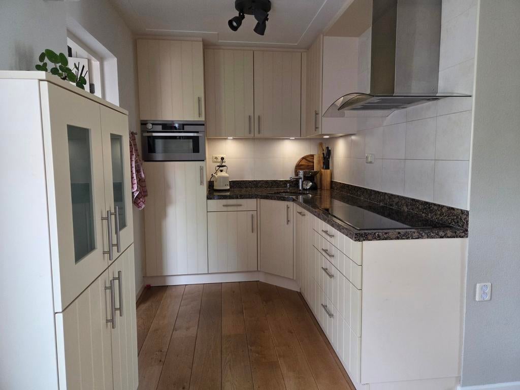 Keuken met massief houten kasten, kookplaat, afzuigkap, Huis en Inrichting, Keuken | Complete keukens, Gebruikt, Hoekkeuken, Crème