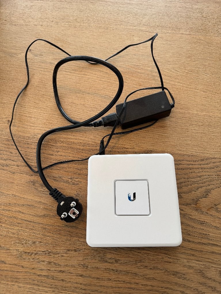 UniFi Security Gateway (USG-3P), Computers en Software, Routers en Modems, Ophalen, Gebruikt, Router met modem, Ubiquiti UniFi