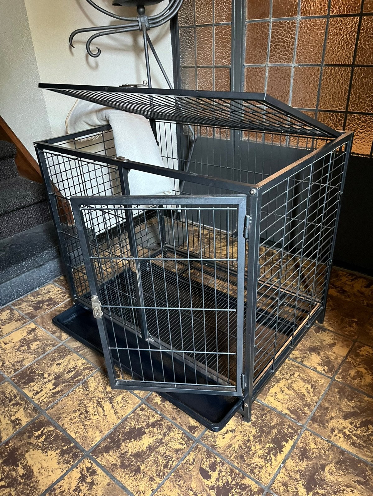 Hondenbench zwart metaal met onderbak., Ophalen, Zo goed als nieuw, 75 tot 110 cm, Minder dan 65 cm