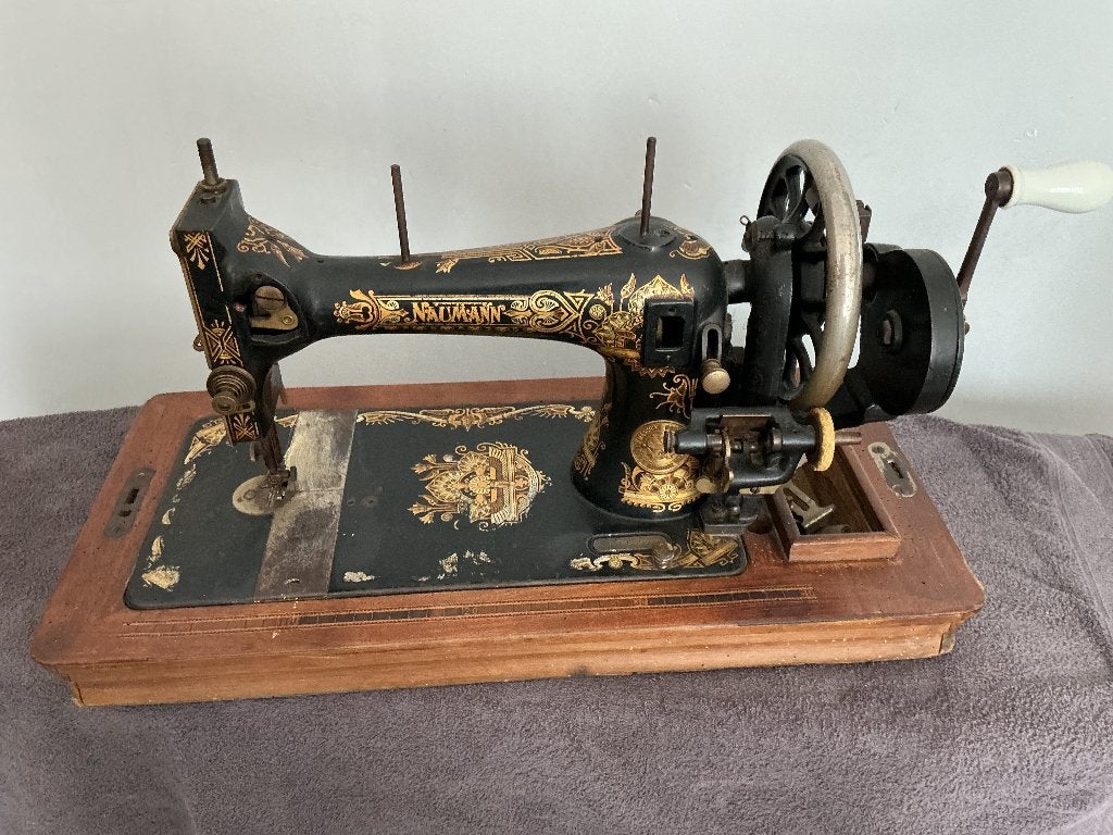 Antieke Naumann naaimachine uit 1909, Ophalen