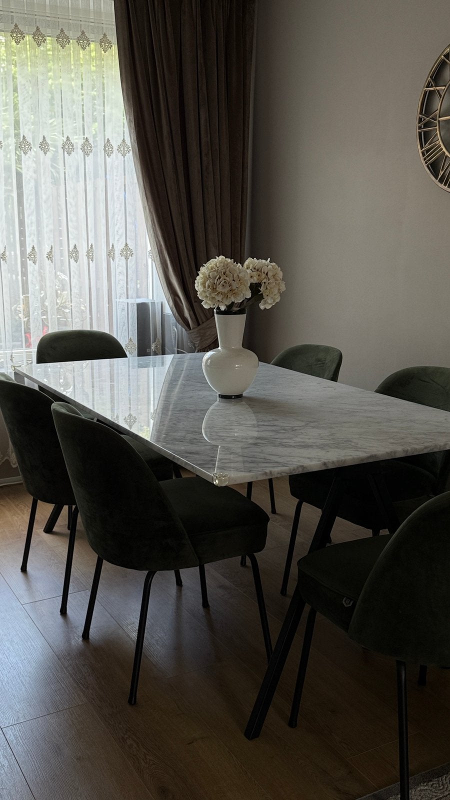 Elegante marmeren eettafel met 6 fluwelen stoelen, Ophalen, Overige materialen, 50 tot 100 cm, Zo goed als nieuw