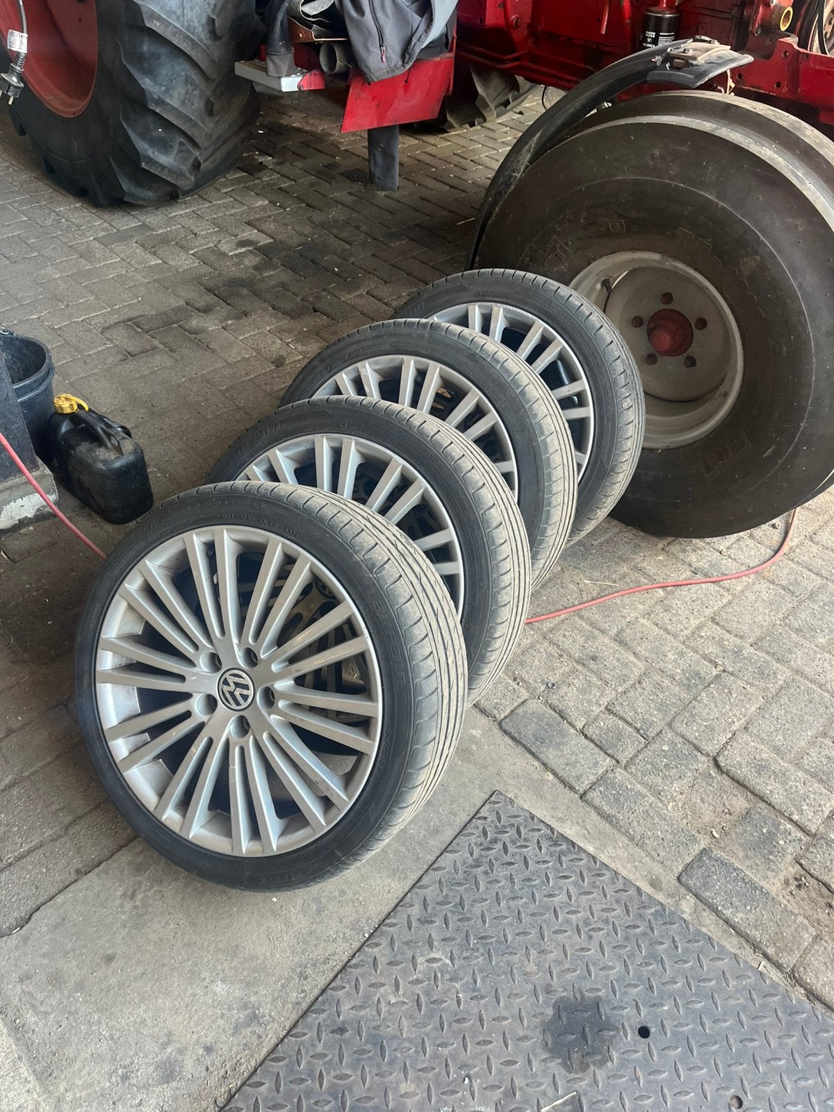 Set van 4 VW 18 inch r32 velgen met zomerbanden 225/40R18, Ophalen, 18 inch, Gebruikt, Banden en Velgen
