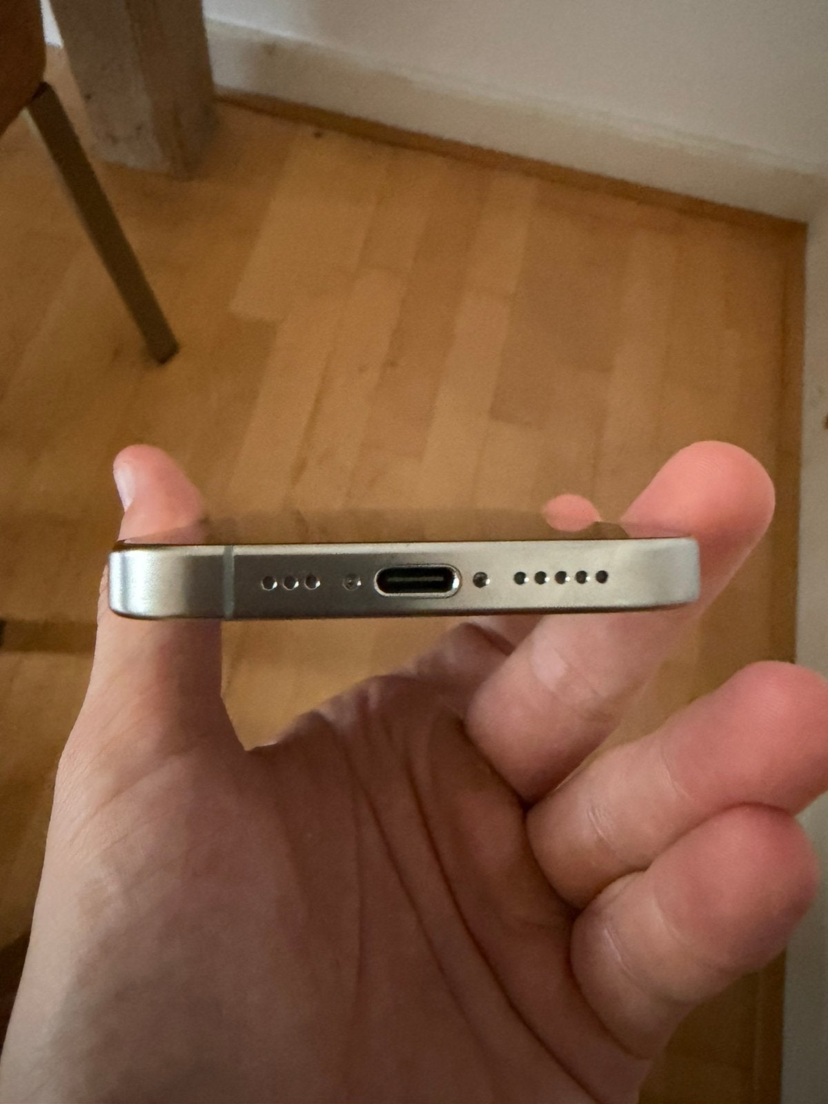 Foto 7 van iPhone 15 Pro Titanium, 128 GB + Mous screenprotector