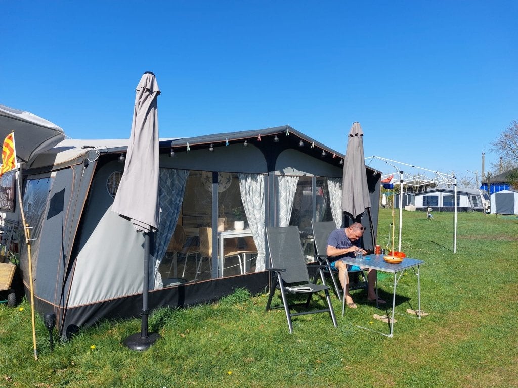 Caravan met vaste staanplaats nabij Egmond a/d Hoef, Rondzit, 750 - 1000 kg, Particulier, Kachel