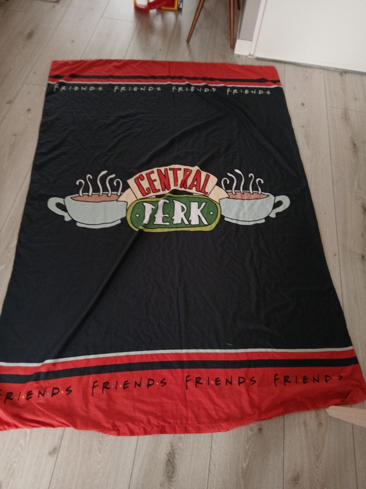 1 persoons Friends Central Perk dekbedovertrek - zwart/rood, Huis en Inrichting, Slaapkamer | Beddengoed, Eenpersoons, Zwart, Dekbedovertrek