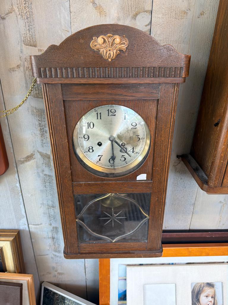 Antieke houten wandklok met slinger, Ophalen