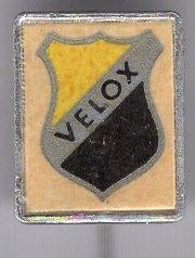 VELOX papier op alu voetbalclub speldje ( Y_039 ), Verzenden, Zo goed als nieuw, Sport, Speldje of Pin
