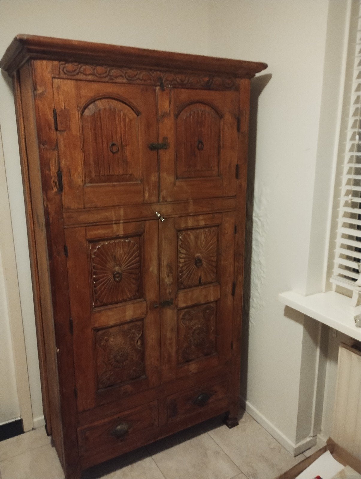 Antieke houten kast met houtsnijwerk, Ophalen