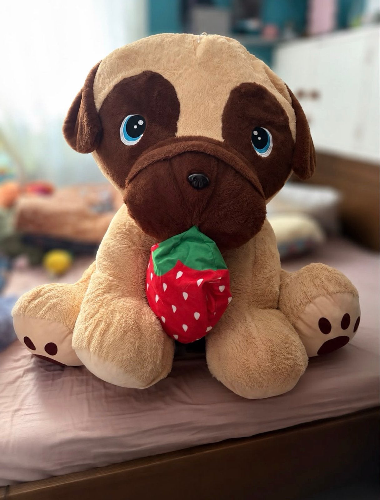 Grote knuffel mopshond met aardbei - 90 cm hoog, Ophalen, Hond, Zo goed als nieuw, Beige