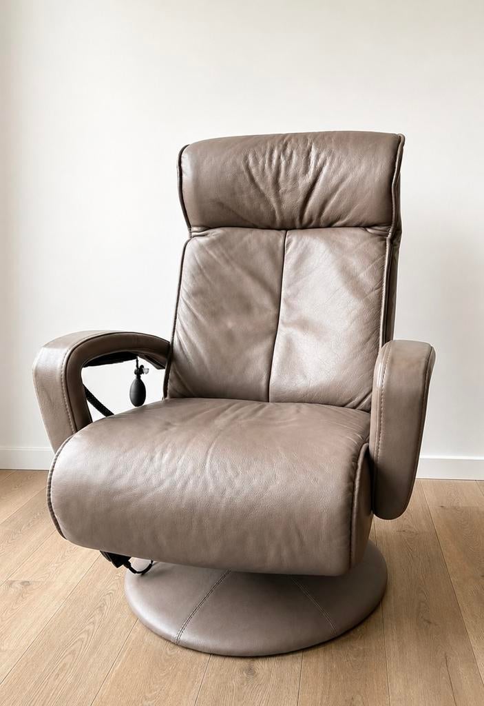 Luxe leren elektrische bedienbare relax fauteuil, Huis en Inrichting, Fauteuils, Ophalen of Verzenden, 75 tot 100 cm, Leer, 50 tot 75 cm