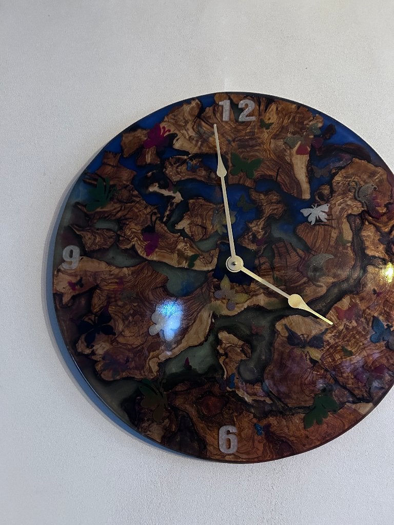 klokken epoxy doorsnede 60 cm met vlinders olijfhout, Ophalen, Nieuw, Wandklok