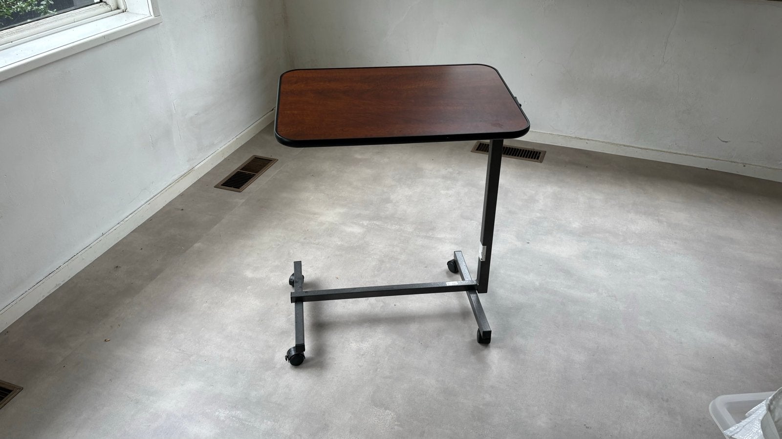 Verrijdbare bijzettafel - Overbed tafel walnoot, Ophalen, 55 tot 75 cm, Zo goed als nieuw, 60 cm of meer