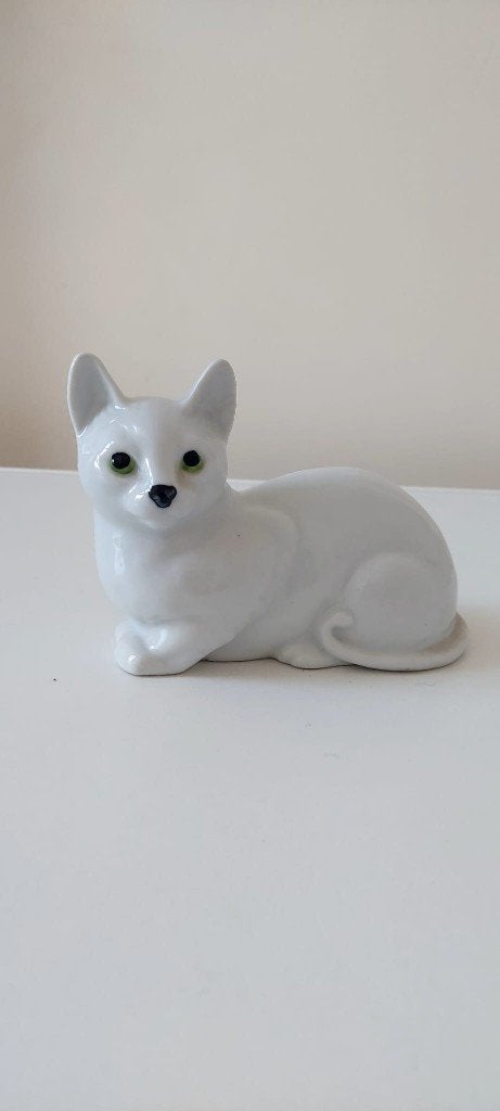 Vintage beeld witte porseleinen kat poes met groene ogen, Ophalen of Verzenden, Zo goed als nieuw, Dier
