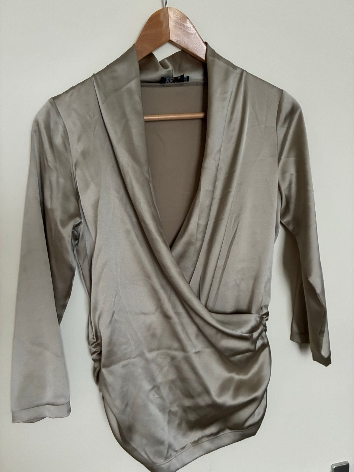 Moq satijnen blouse maat M, Kleding | Dames, Ophalen of Verzenden, Zo goed als nieuw, Maat 38/40 (M), Beige