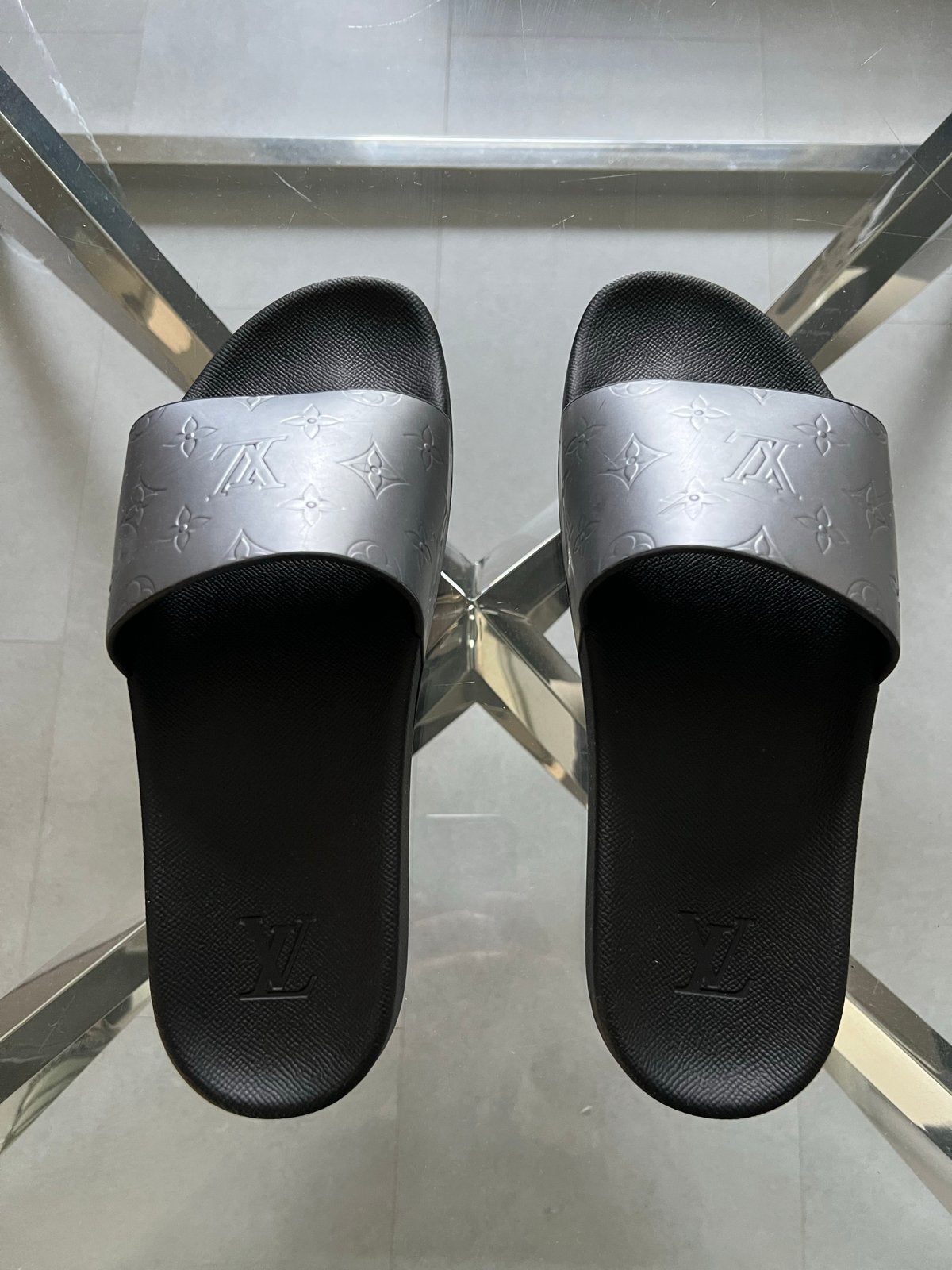 Louis Vuitton Waterfront Monogram Zilveren Slippers Maat 9, Ophalen, Zo goed als nieuw, Overige kleuren, Slippers
